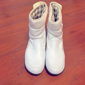 Size 7.5 the brand is (bongo) still have the all white shine ✨